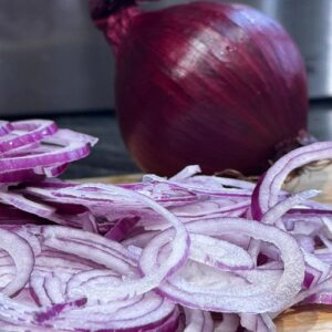 Thinly sliced red onion